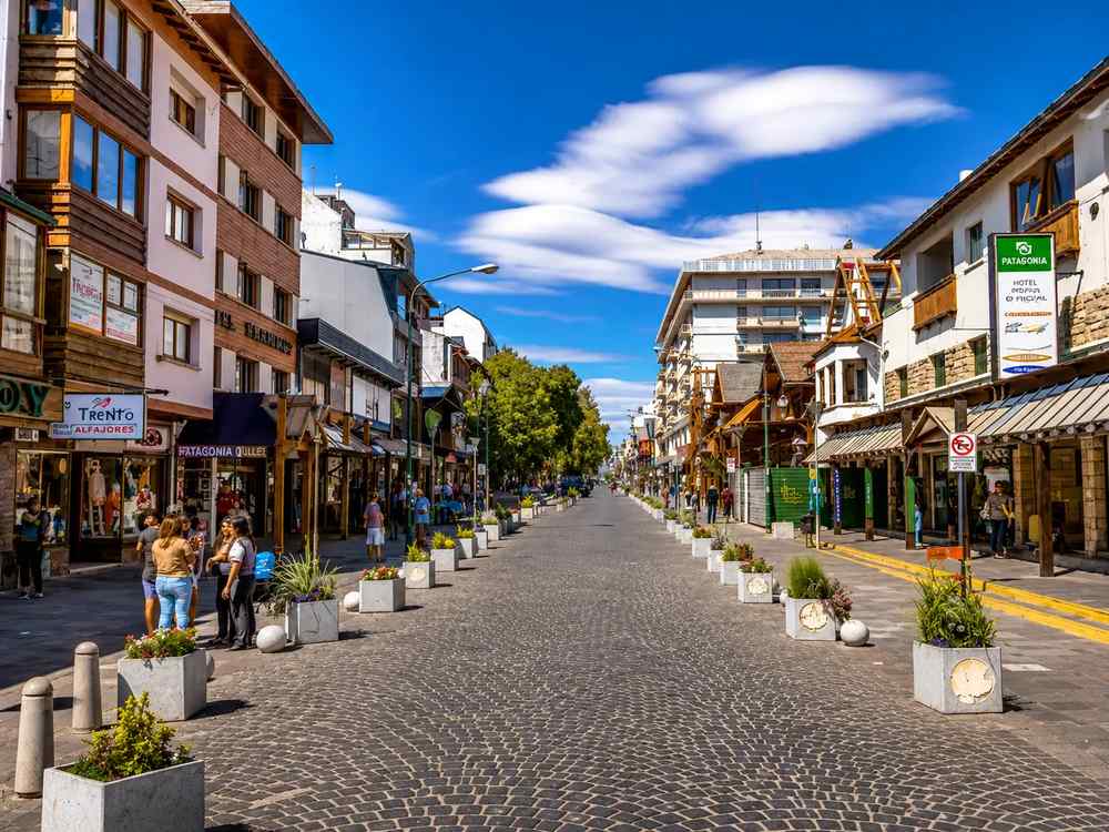 Locales de la calle Mitre y paseo peatonal adoquinado en el centro de Bariloche