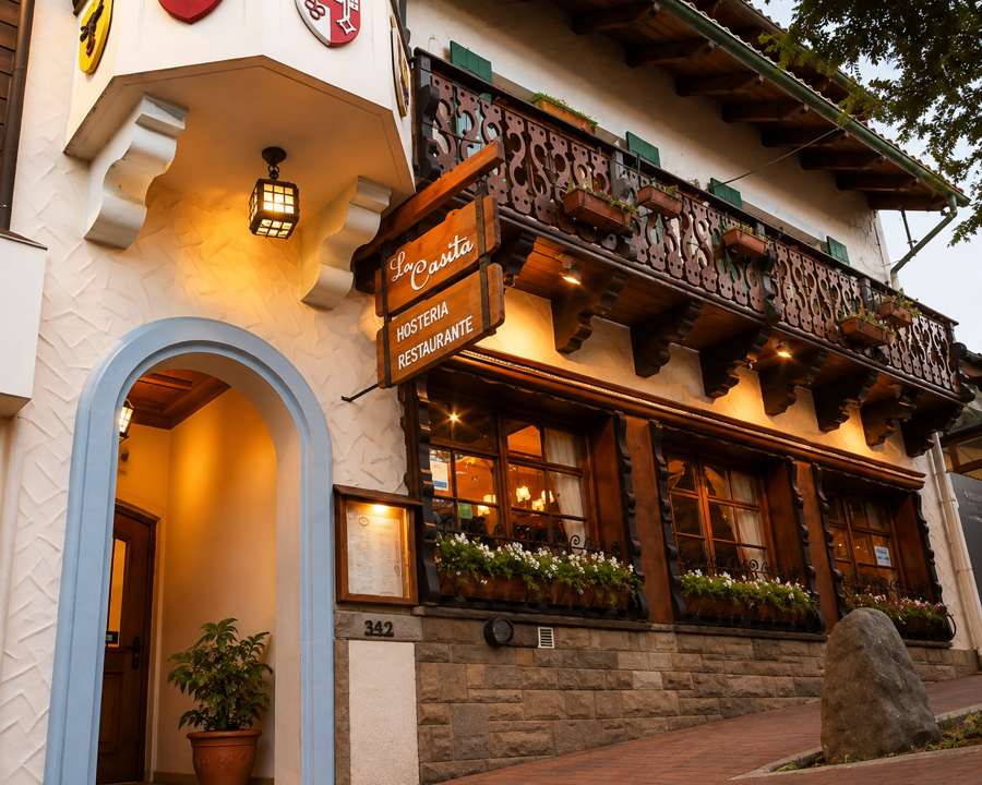 Entrada con arco y cartel del restaurante La Casita en Quaglia 342