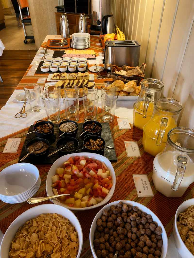 Mermeladas caseras, pan, facturas, fruta y jugo en el buffet de la mañana